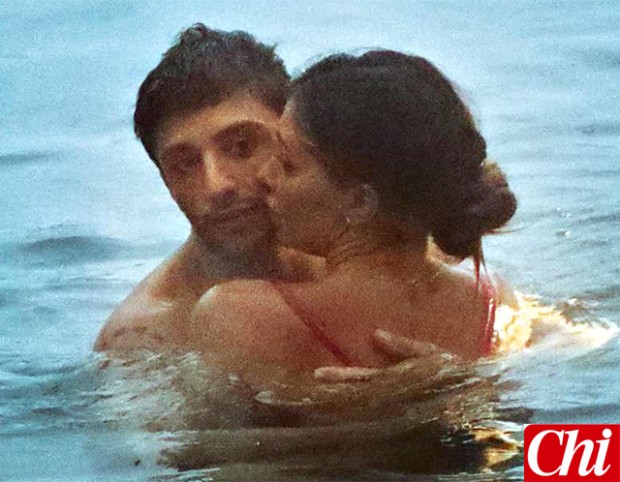 Belen Rodriguez alle Maldive morde e si fa mordere da Andrea Iannone VIDEO