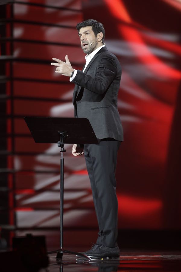 Favino abiti e stilista per la terza serata del Festival di Sanremo 2018