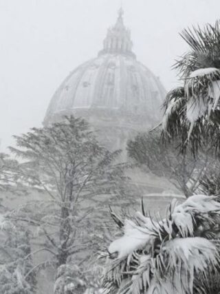 Neve a Roma imbiancato il cupolone la foto e quanto dura il gelo sull'Italia