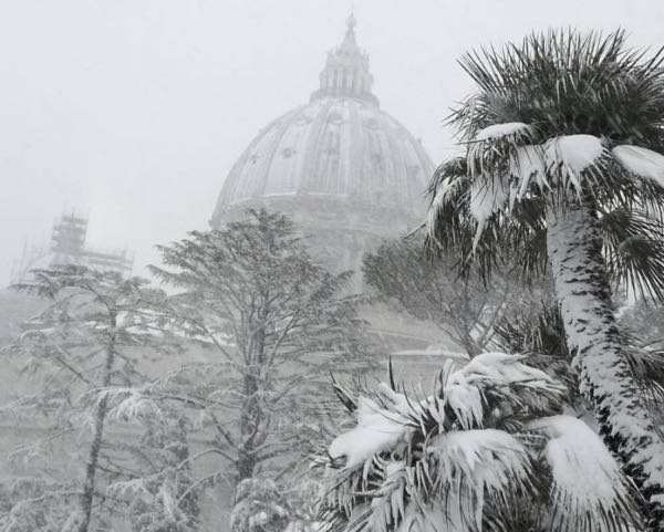 Neve a Roma imbiancato il cupolone la foto e quanto dura il gelo sull'Italia