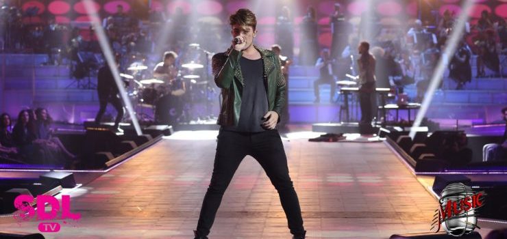 Stash The Kolors abito stilista e look a Sanremo 2018