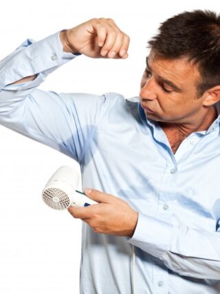 Come eliminare le macchie di sudore dalle camicie che indossate?