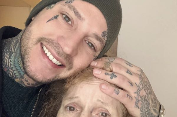 Manuel Vallicella di Uomini e donne torna sui social con un messaggio toccante per la madre