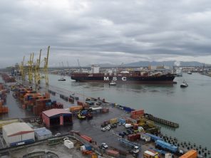 Forte esplosione e boato al porto di Livorno evacuata la zona