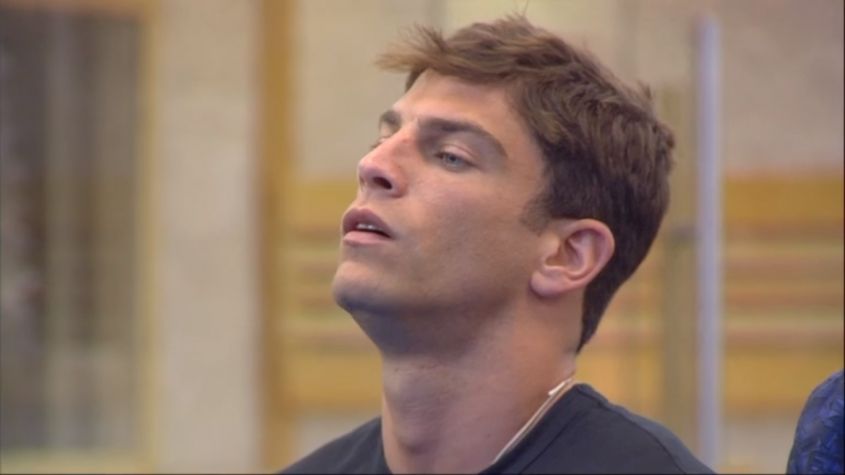 È il figlio che tutti vorrebbero, un bravo ragazzo, serio, laureato con 110 e lode, faccia pulita, educato, forte, bello. Di buona famiglia, Filippo vive a Roma nord e lavora in una società di consulenza finanziaria.  Tre anni fa, dopo la perdita del padre che era il punto di riferimento suo e della famiglia, ha deciso di dedicarsi alla mamma Lucia e alla sorella con cui si sente un’anima sola. Le ama più di ogni cosa al mondo. Sente tutta l’importanza e la responsabilità del suo ruolo ma lo fa volentieri perché vuole restituire quello che ha ricevuto.  Si descrive come simpatico, a volte un po’ troppo impulsivo ma strutturato. Socievole, si trova bene con chiunque, delle persone guarda il cuore. Si sente un po’ diverso dai coetanei perché lavora tanto. L’amicizia per lui è una cosa molto seria: una fratellanza. Per questo frequenta e si fida solo di chi conosce da sempre, i vecchi compagni di scuola.  È single, attualmente ha solo avventure (anche con ragazze più grandi). Vorrebbe trovare la donna della sua vita per mettere su famiglia, ma è troppo esigente. Ha avuto una storia importante ma è finita due anni fa. Sono ancora molto uniti ma incompatibili a causa della gelosia di lei.  Ama viaggiare, è tifoso della Roma, pratica pugilato. Ha un dobermann, Eros, che tratta come una persona.  La partecipazione a GF15 la vede come una divertente parentesi ma si chiede se dopo, in ufficio, lo vorranno ancora. Nel caso, afferma, dovrà cambierà mestiere.