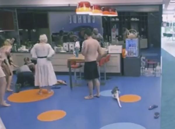 Grande Fratello 15 ALESSIA si sente male nella casa, interrotta la diretta (video)