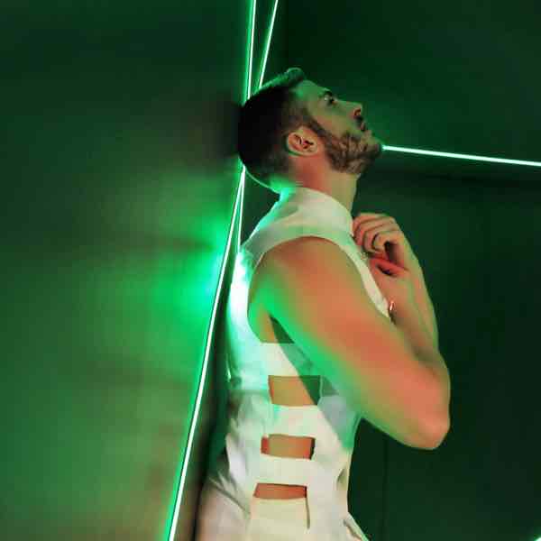 Alex Palmieri, look urban per il nuovo tour europeo