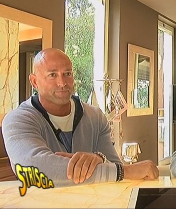 Isola, Stefano Bettarini contro Stefano De Martino a Striscia l'attacco