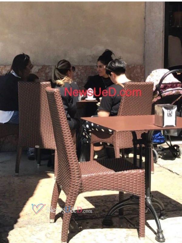 Giulia De Lellis avvistata in lacrime a Verona in un bar insieme alla madre