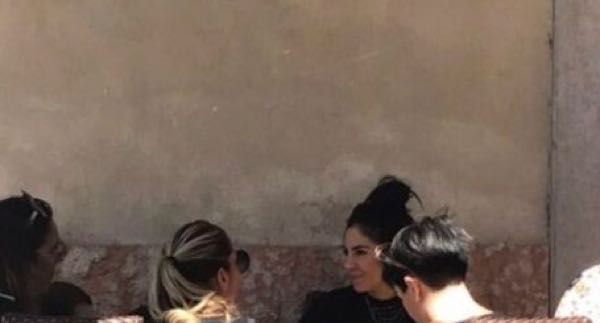 Giulia De Lellis avvistata in lacrime a Verona in un bar insieme alla madre