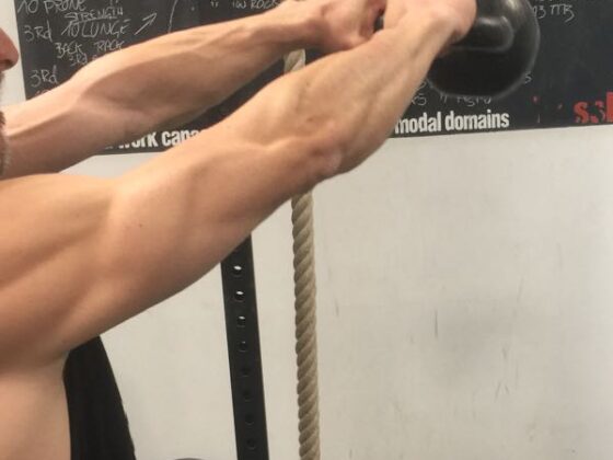 Come bruciare il grasso con il Kattlebell swing, gli esercizi da fare