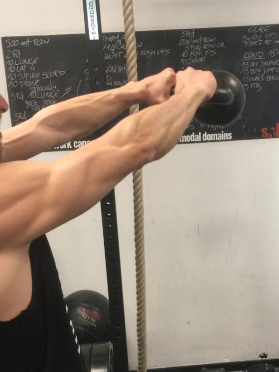 Come bruciare il grasso con il Kattlebell swing, gli esercizi da fare