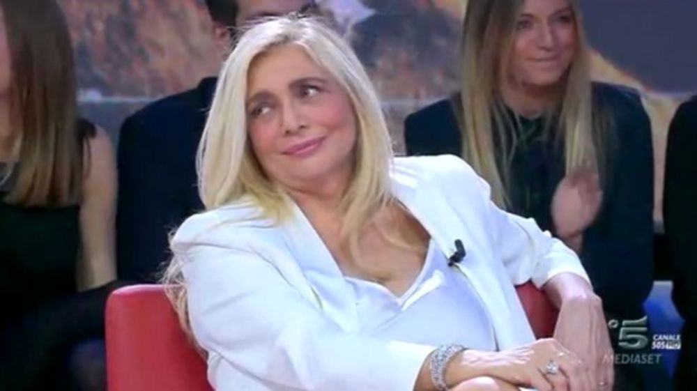 Isola Mara Venier come Basic Instinct, Bossari:"Vedo tutto quando accavalli le gambe"