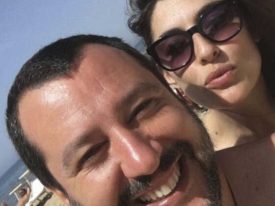 Matteo Salvini e Elisa Isoardi al mare in costume per il 25 aprile