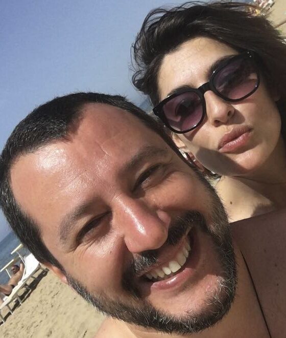 Matteo Salvini e Elisa Isoardi al mare in costume per il 25 aprile