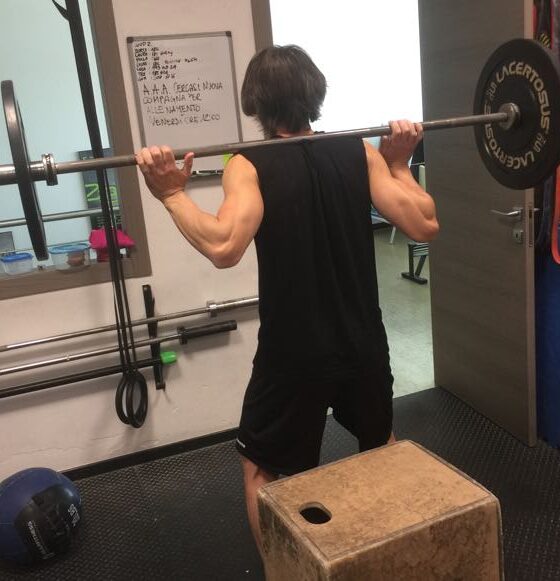 Come rinforzare la gambe in palestra con gli squat e bilanciere