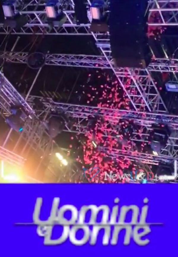 Uomini e donne Nilufar ha scelto ecco i petali rossi in studio (foto)