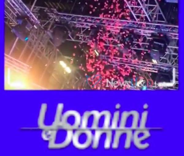 Uomini e donne Nilufar ha scelto ecco i petali rossi in studio (foto)