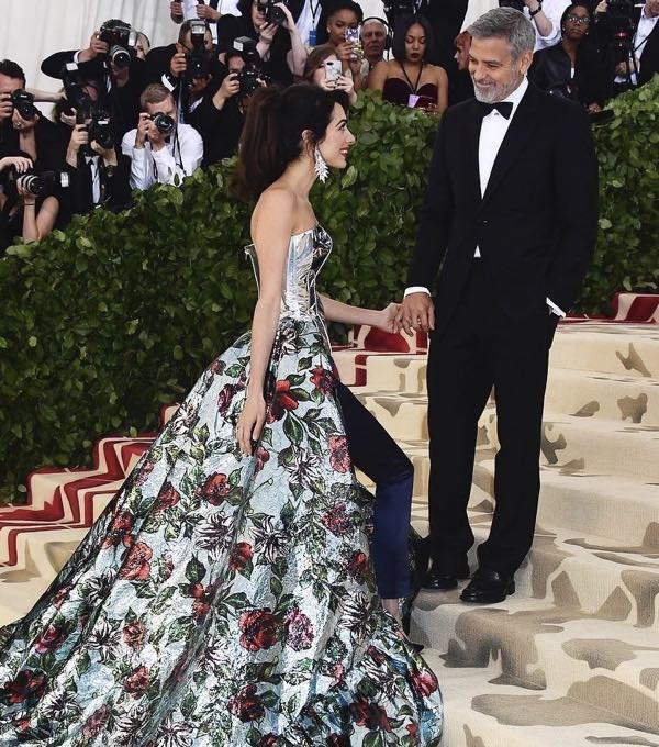 Met Gala 2018 George Clooney e la moglie Amal abito e stilsta red carpet