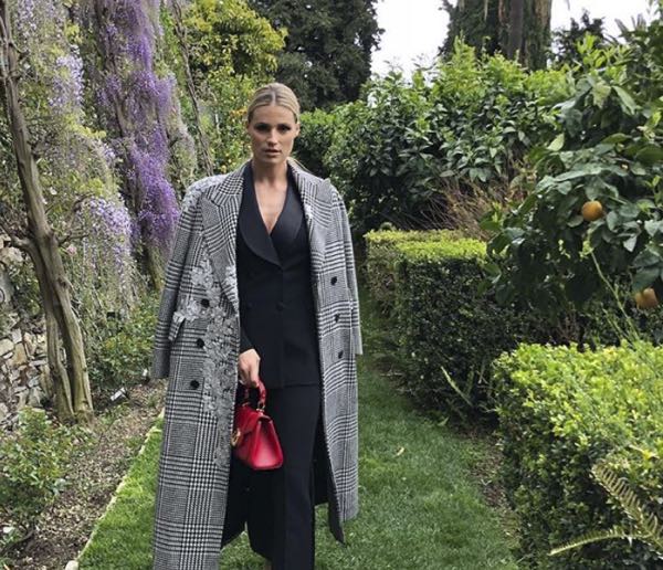 Abito Michelle Hunziker Vuoi Scommettere che stilista e look ha scelto?