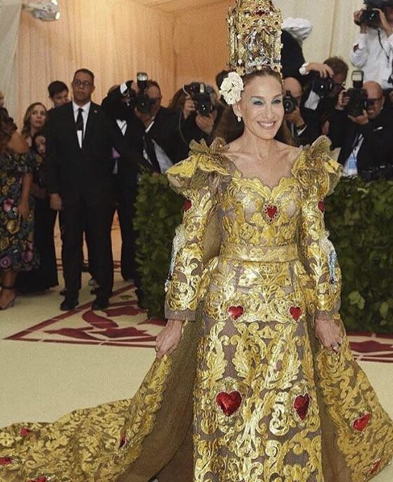Met Gala 2018 Sara Jessica Parker torna nella casa di Sex in The City in Dolce e Gabbana