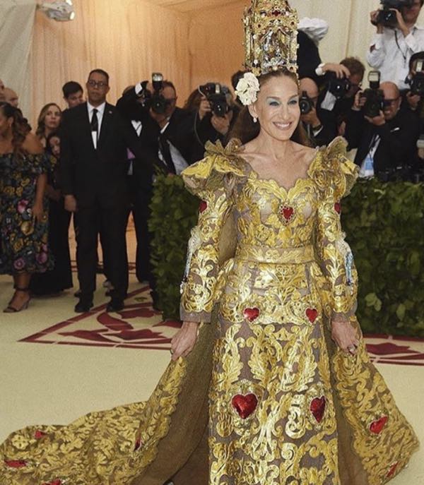 Met Gala 2018 Sara Jessica Parker torna nella casa di Sex in The City in Dolce e Gabbana