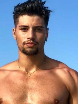 Niccolò Bettarini al mare mostra i segni delle coltellate ricevute [FOTO]