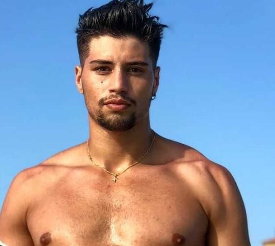 Niccolò Bettarini al mare mostra i segni delle coltellate ricevute [FOTO]