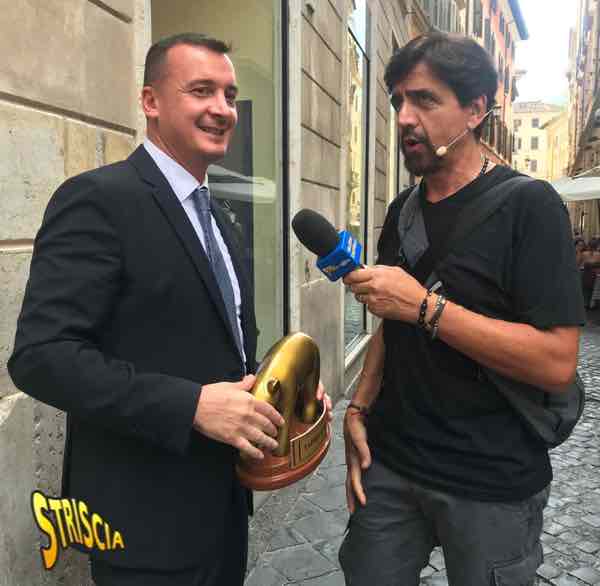 Rocco Casalino si becca il primo Tapiro D'Oro della nuova edizione di Striscia