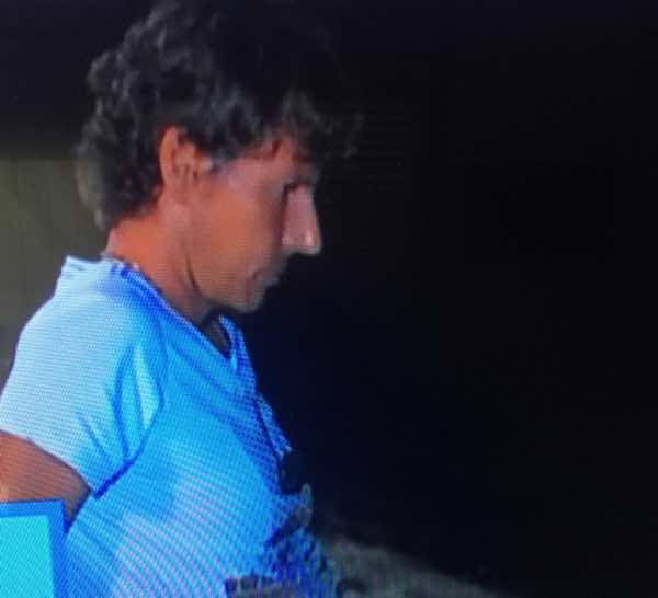 Temptation Island Vip il fidanzato di Valeria Marini in crisi triste sulla spiaggia