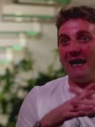 Uomo nato senza pene fa l'amore per la prima volta e collassa: la storia di Andrew Wardle