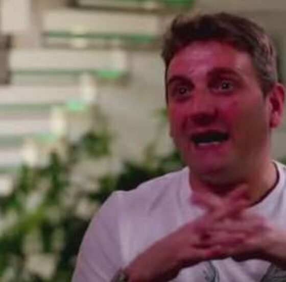 Uomo nato senza pene fa l'amore per la prima volta e collassa: la storia di Andrew Wardle