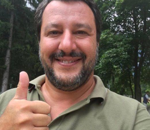 Matteo Salvini guarda Temptation Island Vip dopo una lunga giornata di lavoro e stress