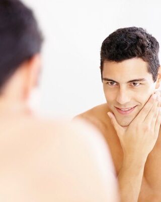 Cosmesi al maschile anche l'uomo usa le creme antirughe