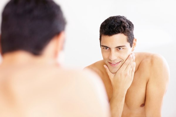 Cosmesi al maschile anche l'uomo usa le creme antirughe