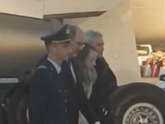 Funerali Megalizzi il dolore della fidanzata che accompagna il feretro in Italia