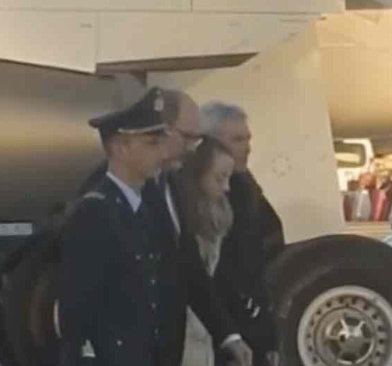 Funerali Megalizzi il dolore della fidanzata che accompagna il feretro in Italia