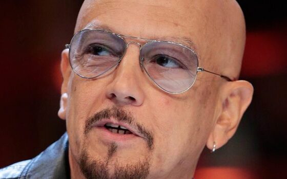 Enrico Ruggeri incidente ecco cos'è successo e come sta il cantante dopo il testacoda