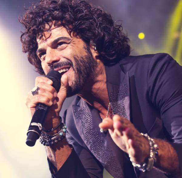 Francesco Renga abito e stilista Sanremo 2019 che look ha scelto?