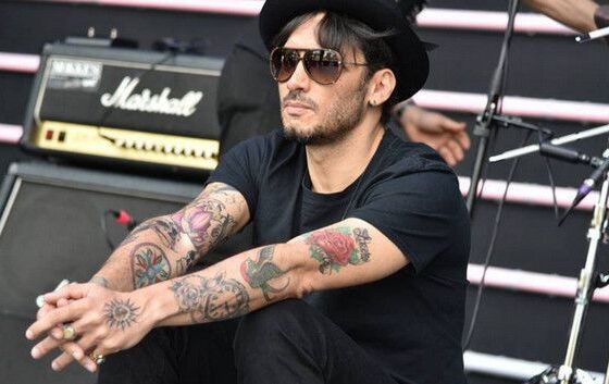 Fabrizio Moro Sanremo 2019 abito e stilista all'Ariston nella serata dei duetti