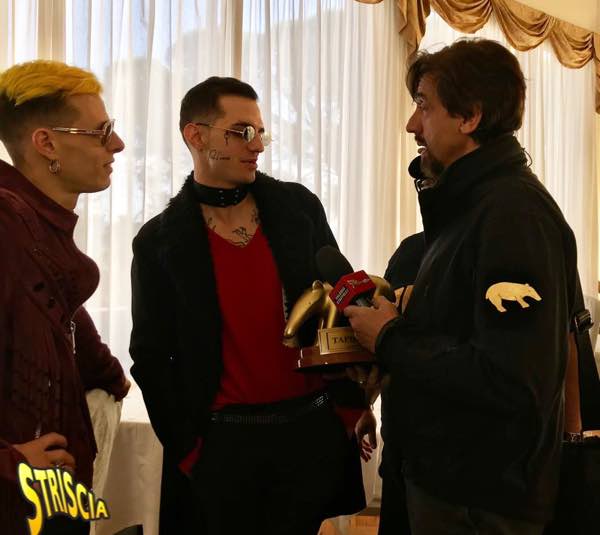 Achille Lauro di Sanremo 2019 tapiro d'oro da parte di Striscia