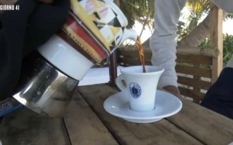Caffè Borbone ritira lo sponsor dall'Isola dei famosi e un naufrago si ritira per infortunio