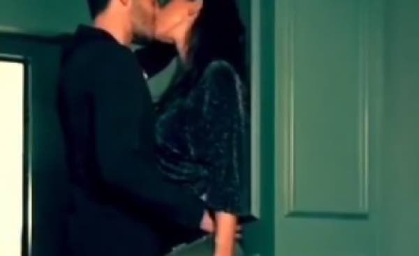 Belen bacia Stefano De Martino in discoteca un cellulare riprende tutto