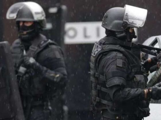 Lourdes spari e un uomo fa ostaggi teste di cuoio in azione che cosa sta succedendo?