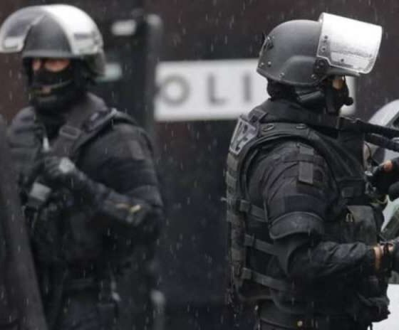 Lourdes spari e un uomo fa ostaggi teste di cuoio in azione che cosa sta succedendo?