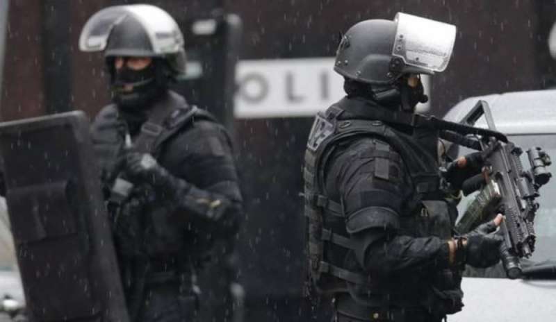 Lourdes spari e un uomo fa ostaggi teste di cuoio in azione che cosa sta succedendo?