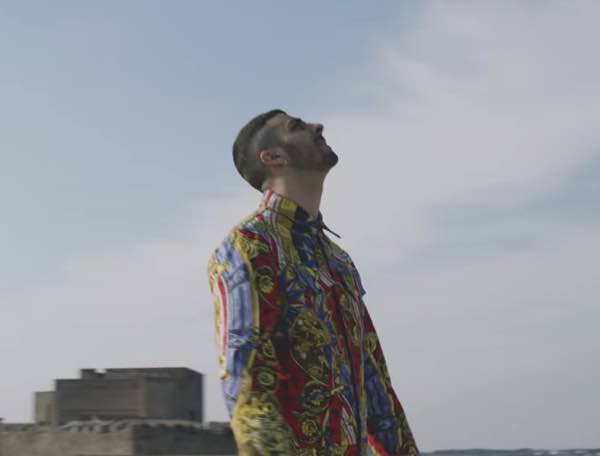 Abiti e mood Versace nel video di Calipso con Mahmood, Fabri Fibra e Sfera e Basta