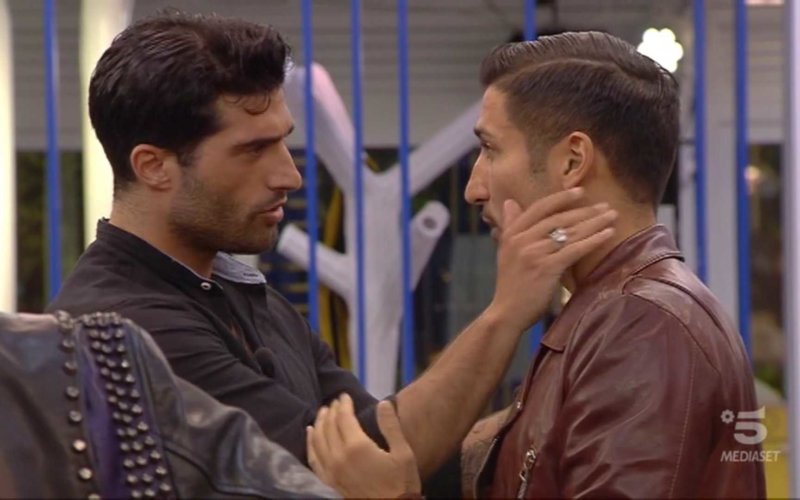 Grande Fratello Gianmarco Onestini e Michael Terlizzi si baciano in bocca foto