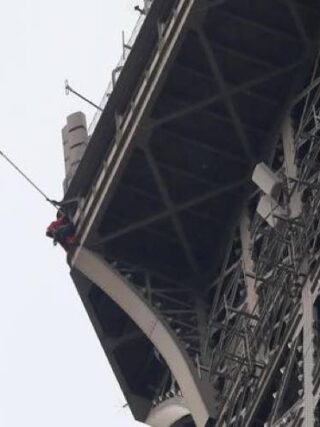 Tour Eiffel a Parigi un uomo si arrampica e la torre viene evacuata minaccia di suicidio