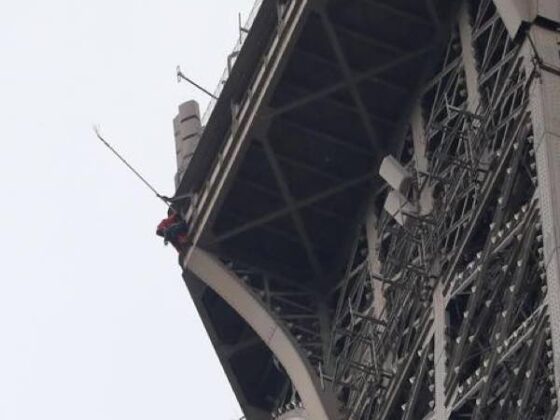 Tour Eiffel a Parigi un uomo si arrampica e la torre viene evacuata minaccia di suicidio